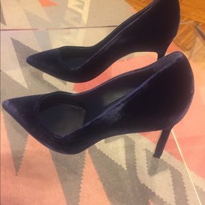 Manolo Blahnik BB navy velvet pumps